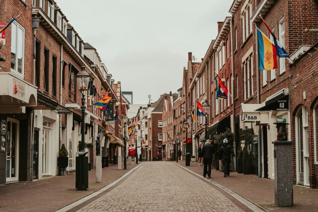 Venlo, Niederlande: Eine Kopfsteinpflasterstraße, die von Backsteingebäuden gesäumt ist.